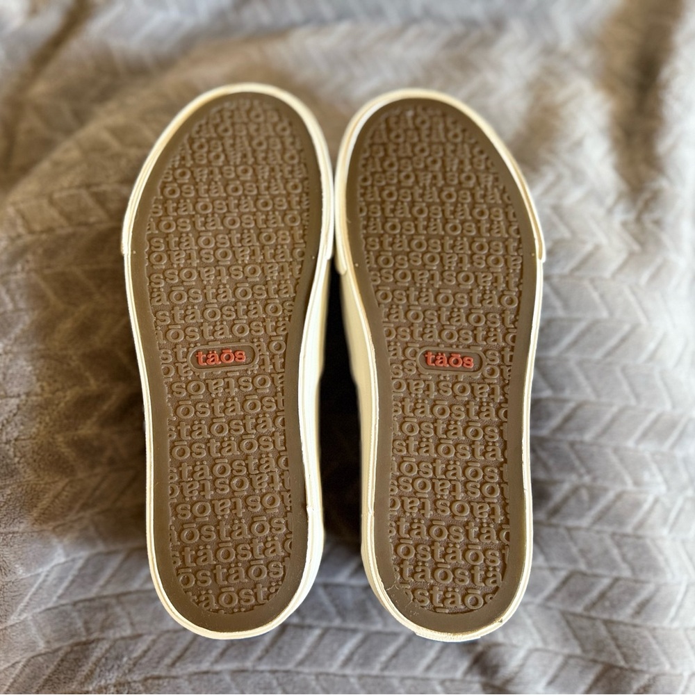 Taos Footwear Blue Plaid Women's Shoes - Picture 6 of 6